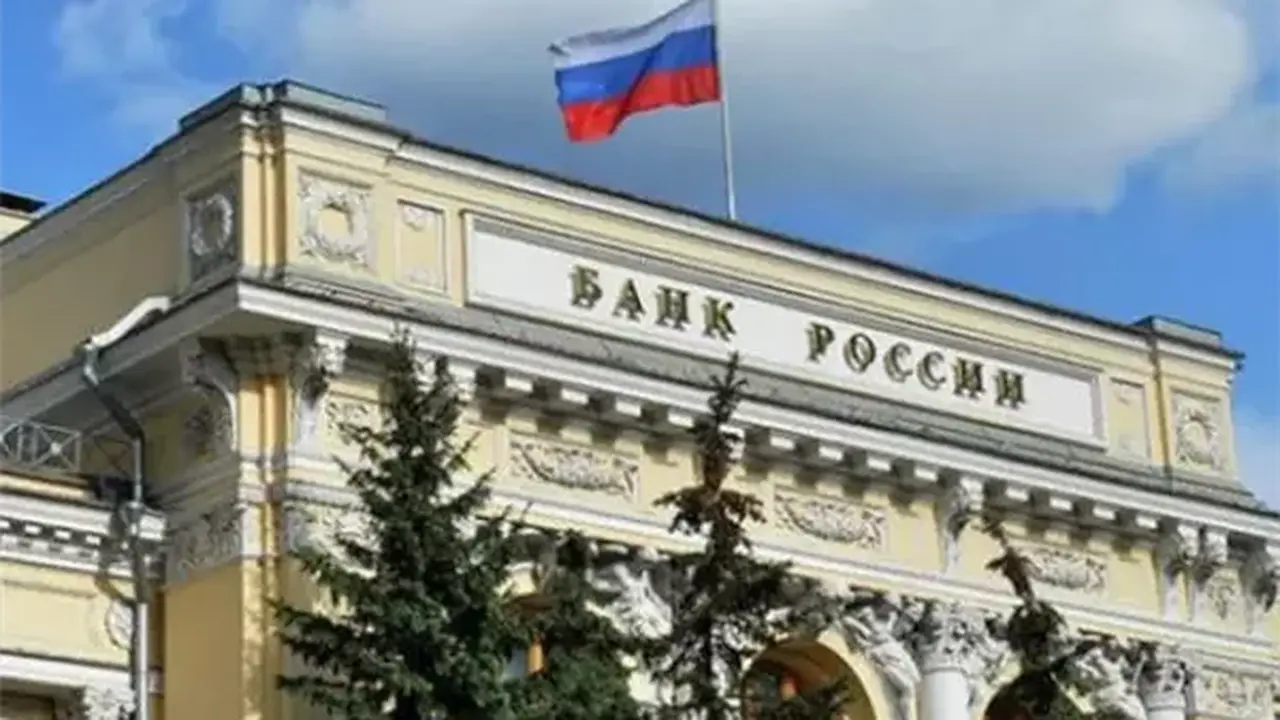 المركزي الروسي يخفض الفائدة إلى 15% ويحذر من ضبابية المشهد الاقتصادي العالمي